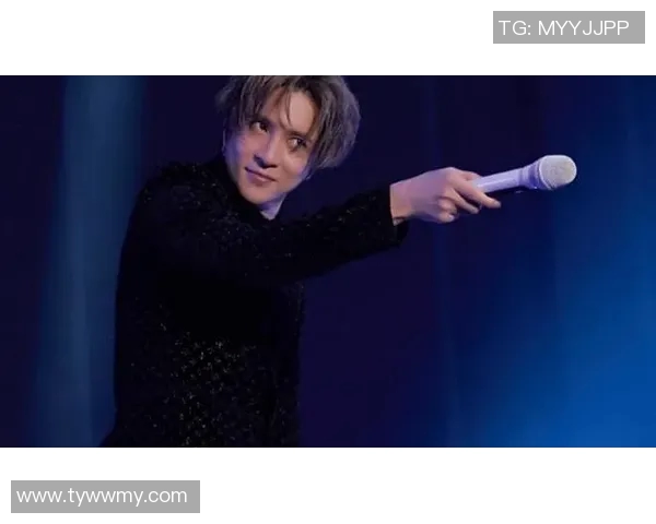 足球明星热情扔衣服引发粉丝狂欢视频曝光瞬间成网络热议焦点