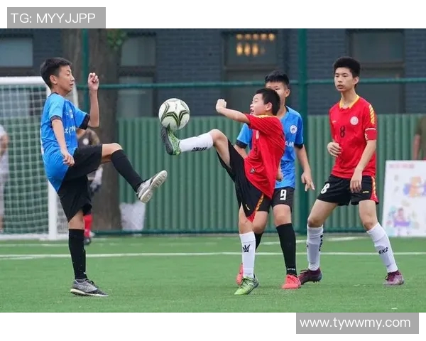 稳中求胜的足球明星如何在赛场上实现自我突破与团队协作的完美结合